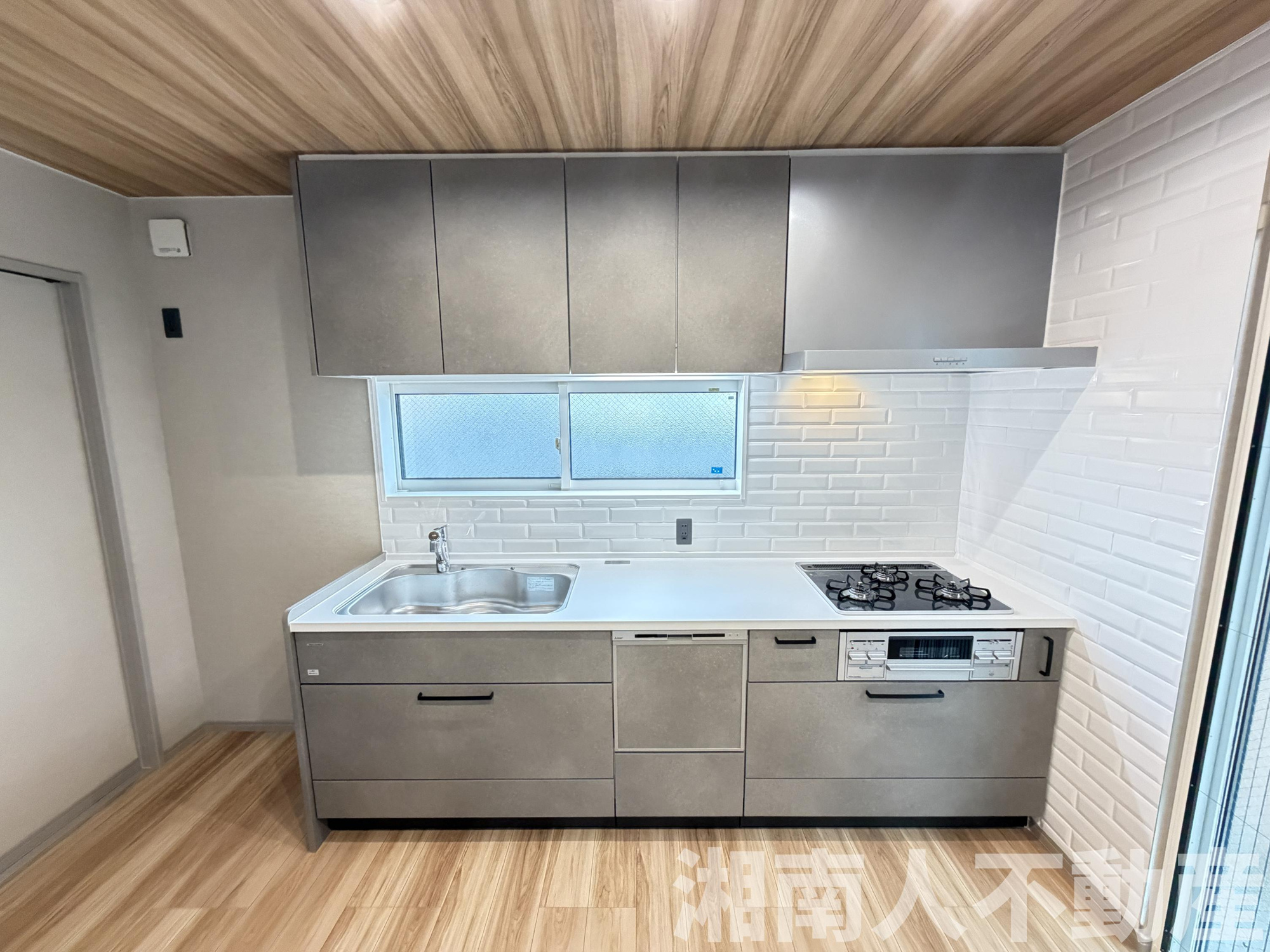 葉山町一色８２１－８戸建のキッチン|コンパクトなキッチンで掃除もラクラク
