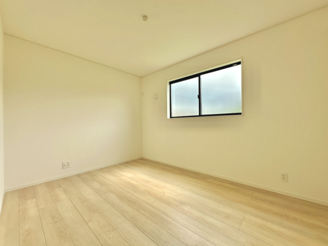 小山市西城南第７　新築住宅全２棟の洋室|【同社施工例】家族一人ひとりの大切なプライベート空間。趣味に合わせて使って頂けるようシンプルに仕上げてあります。暮らし心地を大きく左右する収納を、適材適所に配置し使い勝手を考慮しました。