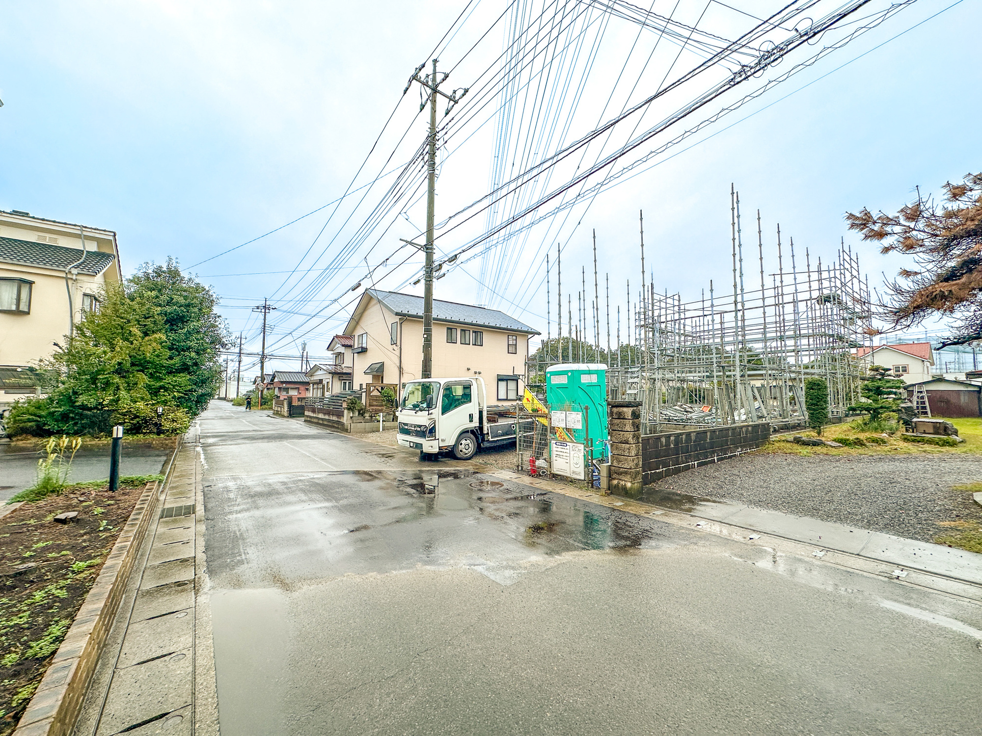 小山市西城南第７　新築住宅全２棟の前面道路含む現地写真|低層の一戸建てを中心とした街並みが整然と続き、周辺は高い建物が建っていないので、採光や開放性に恵まれ、空が広く緑の多い閑静な趣を感じる環境です。

