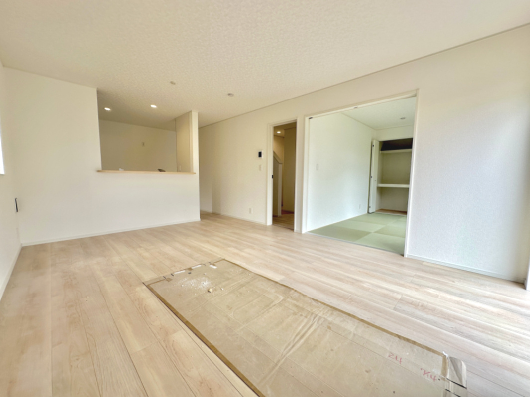 小山市西城南第７　新築住宅全２棟の居間・リビング|【同社施工例】室内にいても、たっぷりの陽光と爽やかな風を感じて頂ける、開放感あふれるリビングです。
ご家族と穏やかに過ごす、心地の良い時間が流れます。