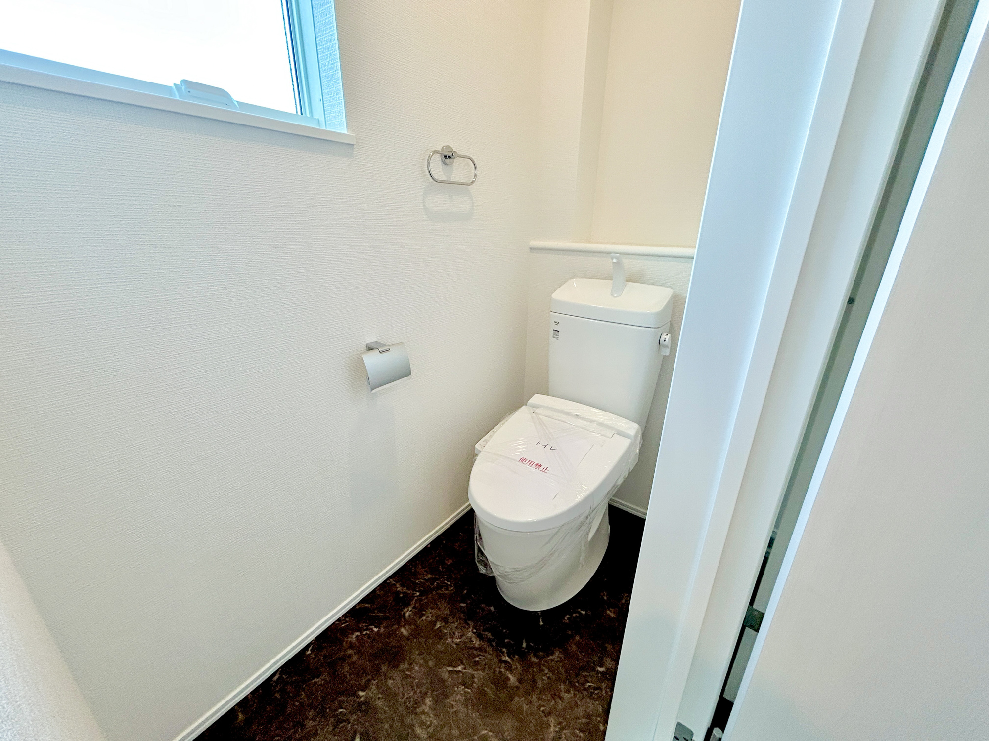 伊勢崎市寿町　新築住宅全8棟のトイレ|節水型でエコなトイレには、今では当たり前の洗浄付き。便座を温める機能もついていて、居心地良くてトイレから出られなくなるかも！換気用に換気扇はもちろん、窓も着いているので常に快適ですね♪