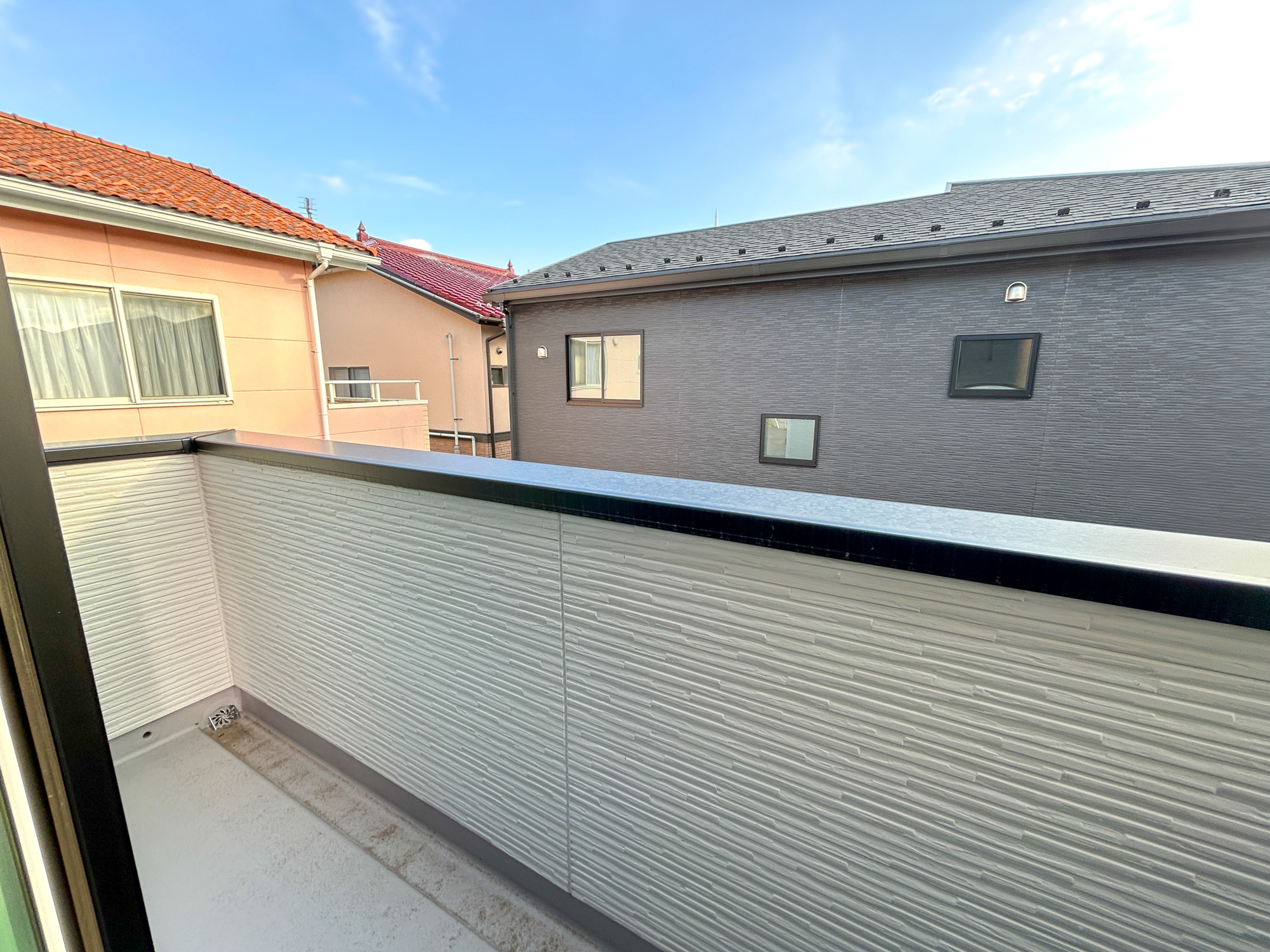 伊勢崎市寿町　新築住宅全8棟のバルコニー|開放的なバルコニーは見晴らしもよく、太陽の温かな温もりをめいっぱい受け止めてくれます。太陽の光と爽やかな風を受けたお洗濯物はあっという間に乾き、取りこむ時には太陽の匂いを感じられそうですね。