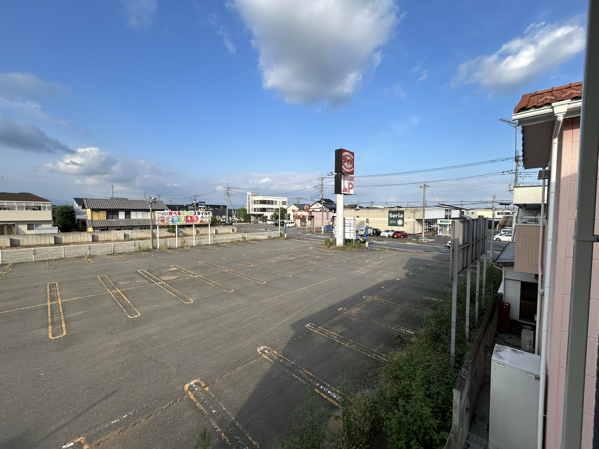伊勢崎市寿町　新築住宅全8棟の展望|低層の一戸建てを中心とした街並みが整然と続き、周辺は高い建物が建っていないので、採光や開放性に恵まれ、空が広く緑の多い閑静な趣を感じる環境です。