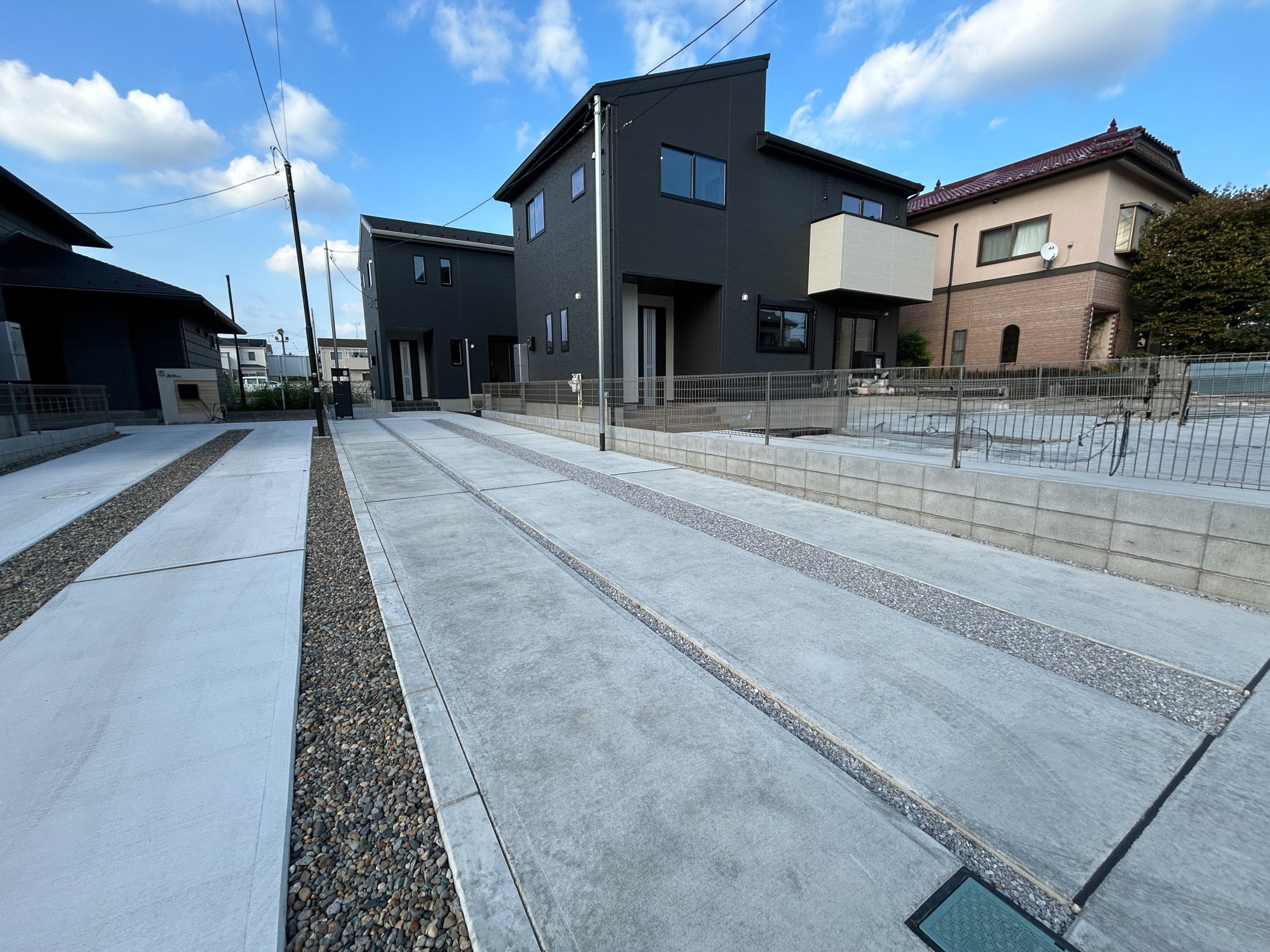 伊勢崎市寿町　新築住宅全8棟の駐車場|土間と砂利が施工してあるのでお庭のお手入れ不要です♪