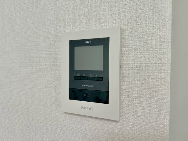 伊勢崎市寿町　新築住宅全8棟のセキュリティ|TVモニタ付きのインターフォンには録画機能もあるので外出時誰が来たのか確認できます♪ 防犯機能も高く、今では必需品です！
