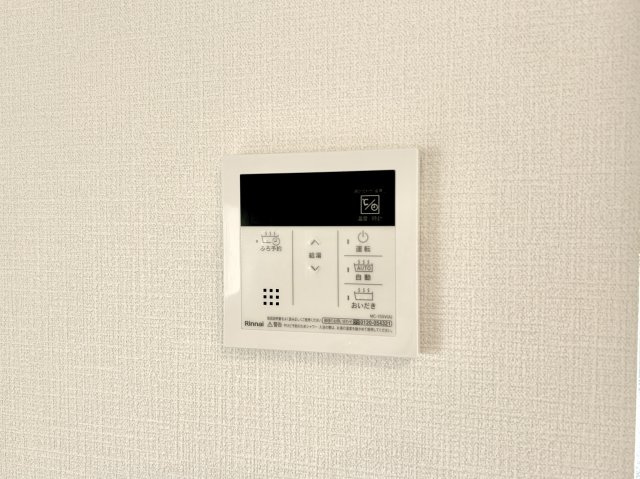伊勢崎市寿町　新築住宅全8棟の発電・温水設備|キッチンについている給湯リモコン。ここからお風呂のお湯を入れられるので、忙しい夕飯時がちょっぴり楽になりますね♪
