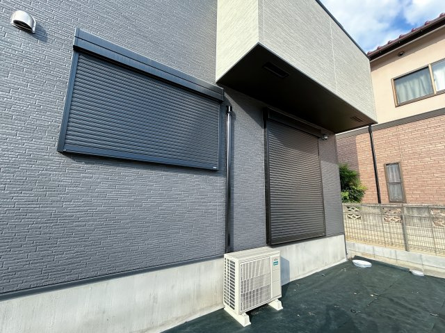 伊勢崎市寿町　新築住宅全8棟の防犯設備|防風、防犯、防音、断熱と様々な効果を発揮するシャッター付きです♪