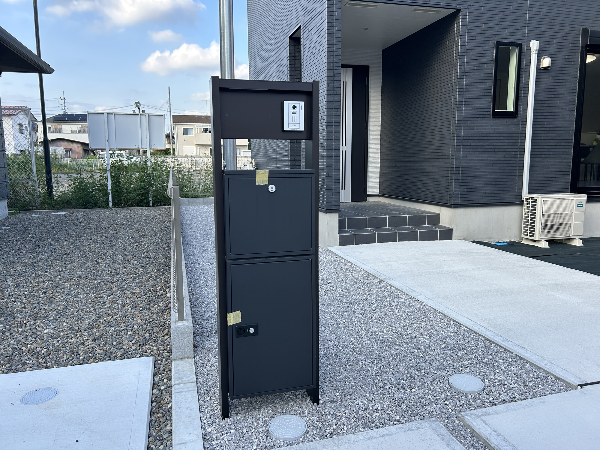 伊勢崎市寿町　新築住宅全8棟の設備|玄関わきに設置された郵便ポスト。玄関近くで取り出しにお庭まで行かずとも取れますね。