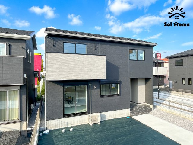 伊勢崎市寿町　新築住宅全8棟の外観|【5号棟】外壁が周囲の街並みと青空に生えるお洒落な仕上がり！周囲には高い建物のないエリア。青い空が大きく感じますね。