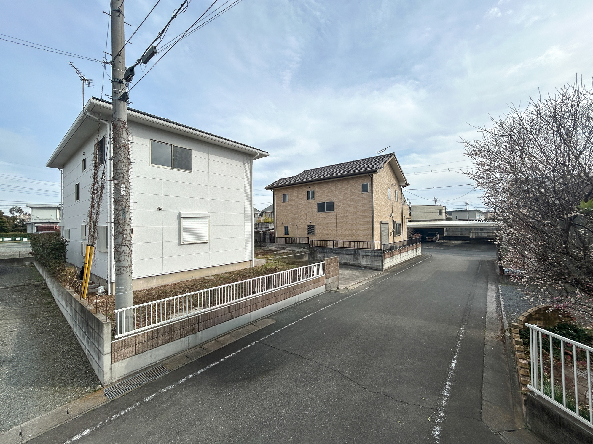 伊勢崎市西久保町1丁目　中古物件の前面道路含む現地写真|低層の一戸建てを中心とした街並みが整然と続き、周辺は高い建物が建っていないので、採光や開放性に恵まれ、空が広く緑の多い閑静な趣を感じる環境です。


