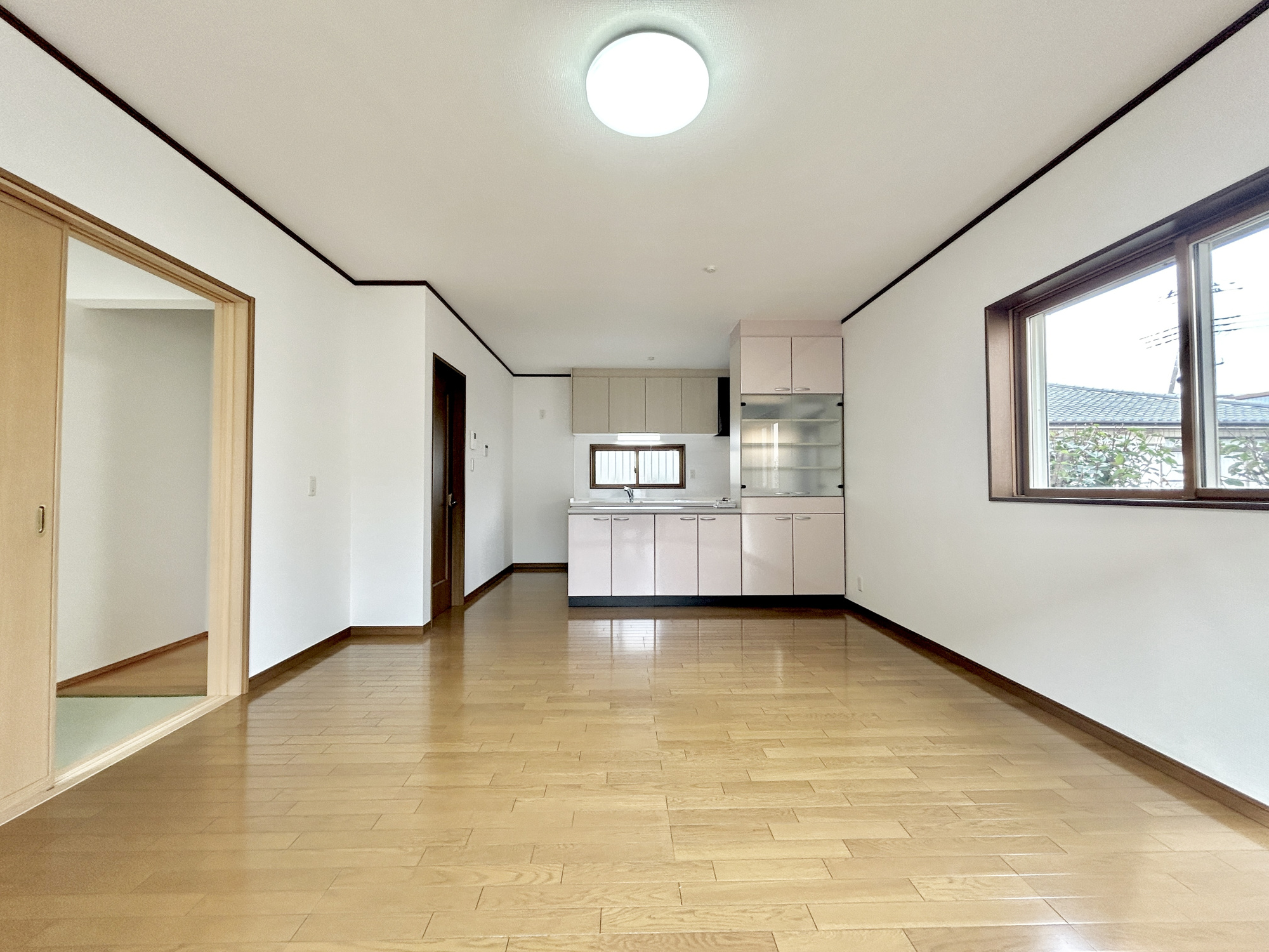 伊勢崎市西久保町1丁目　中古物件の居間・リビング|室内にいても、たっぷりの陽光と爽やかな風を感じて頂ける、開放感あふれるリビングです。
ご家族と穏やかに過ごす、心地の良い時間が流れます。