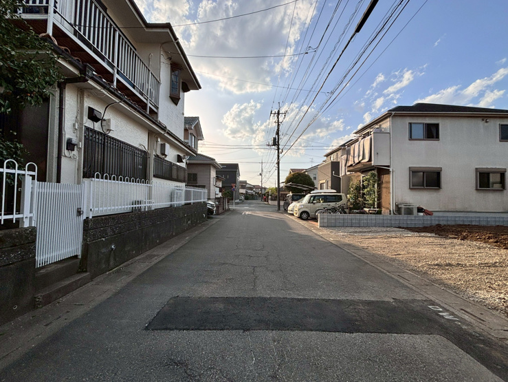 上尾市緑丘５丁目　２区画　１号地　南道路　　道路幅約6.0m