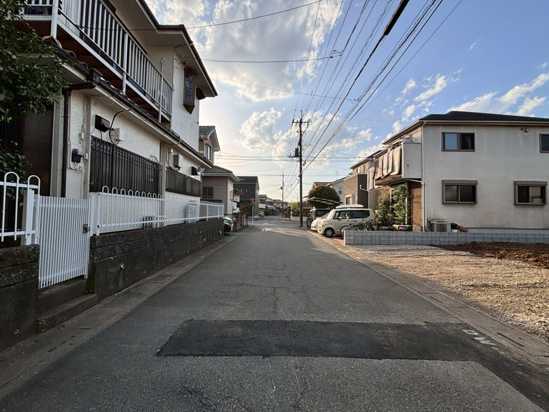 上尾市緑丘５丁目　２区画　１号地　南道路　　道路幅約6.0m