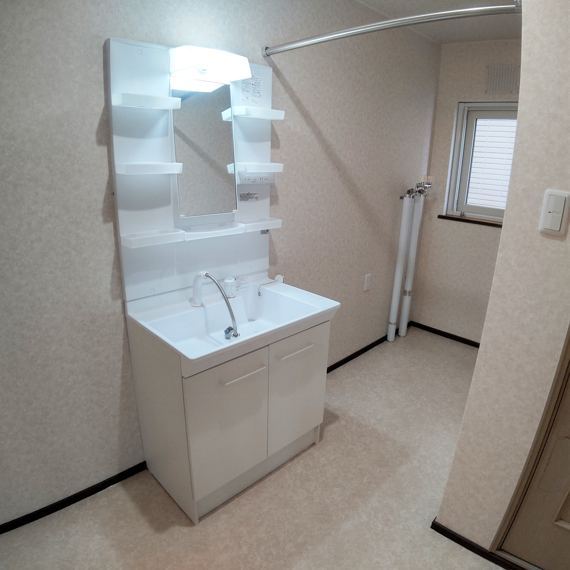 登別市登別東町1丁目10-14　収益戸建の独立洗面台