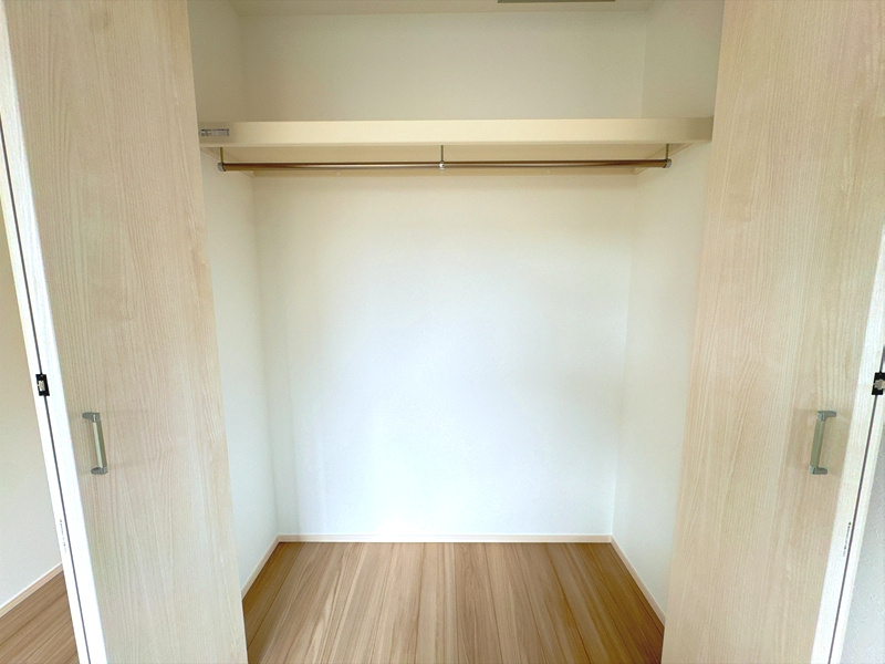 《2号棟　洋室クローゼット》各お部屋に便利なクローゼットを設置。コートや衣類をたっぷり収納できるので、いつでもすっきり片付いたお部屋をキープできます。