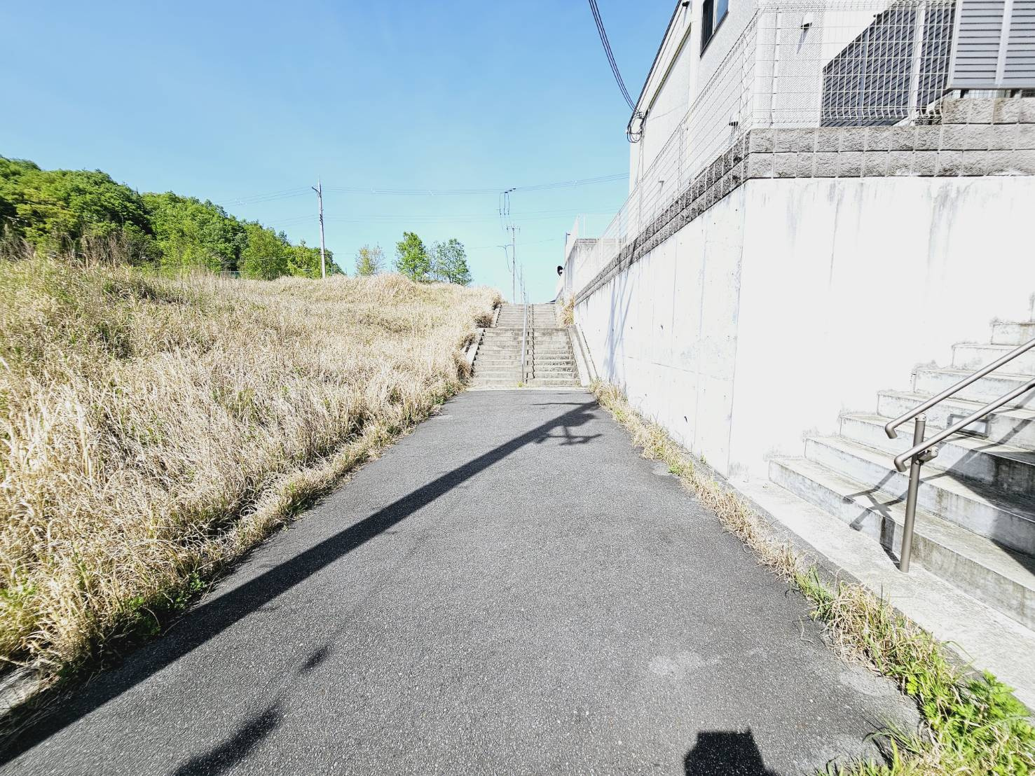 加東市南山土地②の前面道路含む現地写真|■南東側道路幅員約4m公道に間口約16.7ｍ接面。