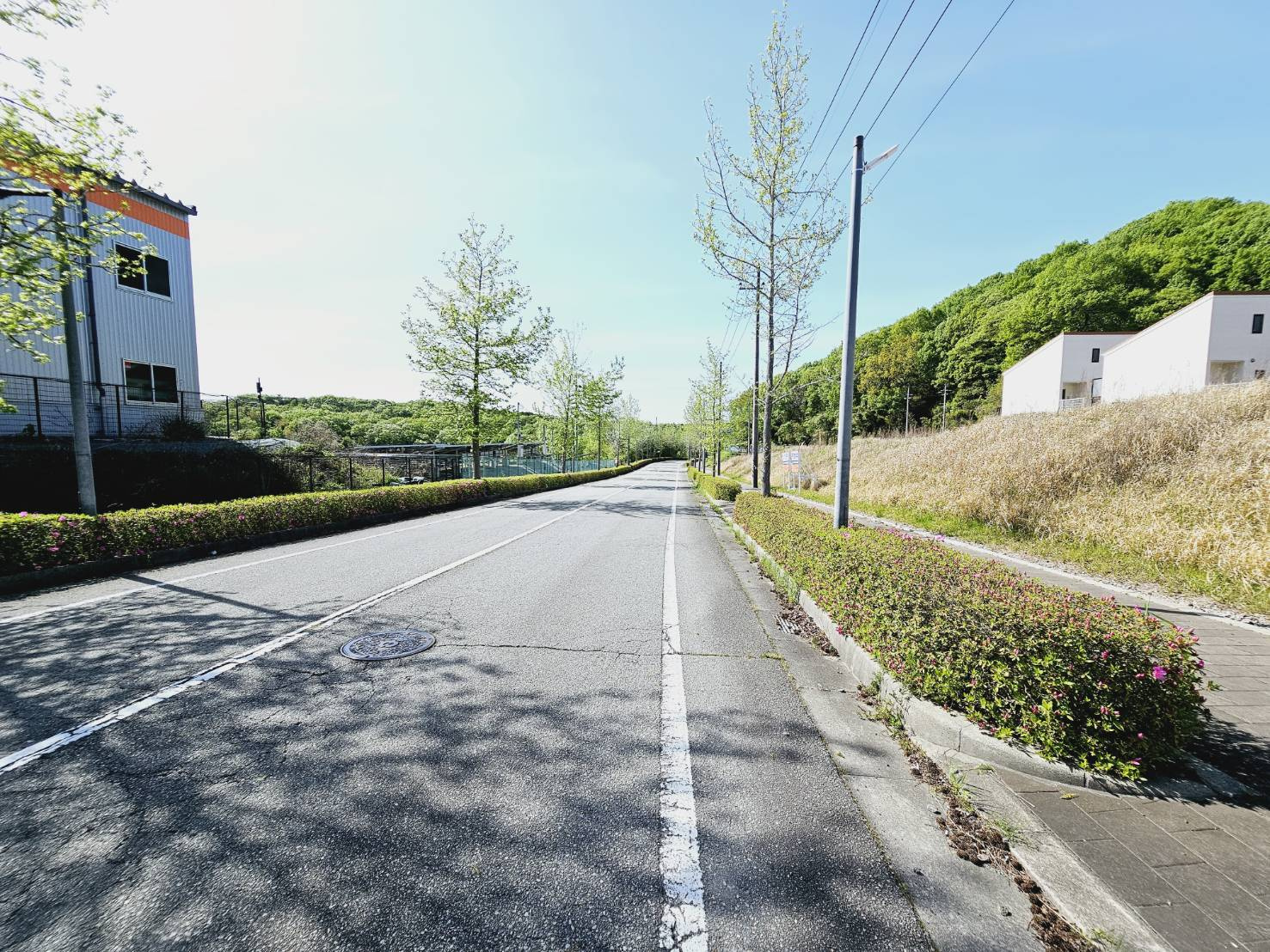 加東市南山土地②の前面道路含む現地写真|■南西側道路幅員約16m公道に間口約33.9ｍ接面。
