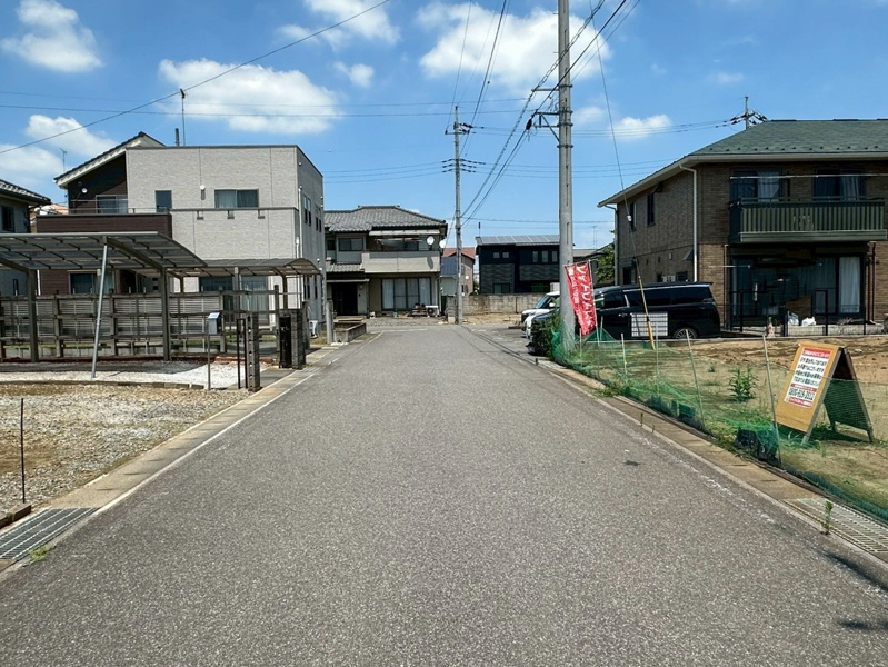 【館林市富士原町全1区画　前面道路】
西側接道です。6ｍ幅有りますので駐車もラクラクです。