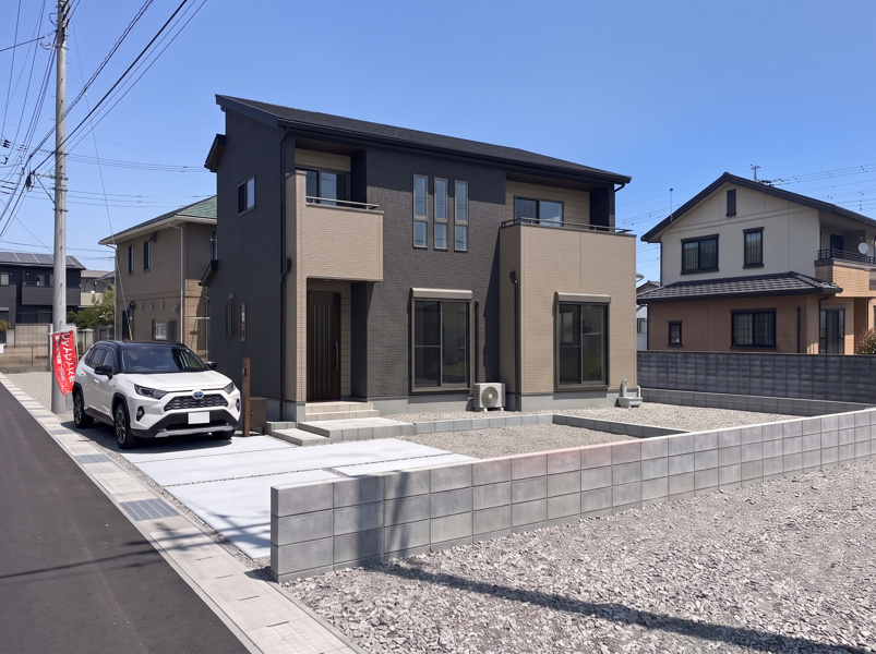 【館林市富士原町全1区画　外観完成イメージ】　
ブラック・グレー・ホワイトの3色の外壁を貼り分けした外観です。※現地写真に完成イメージ画像を合成したものです