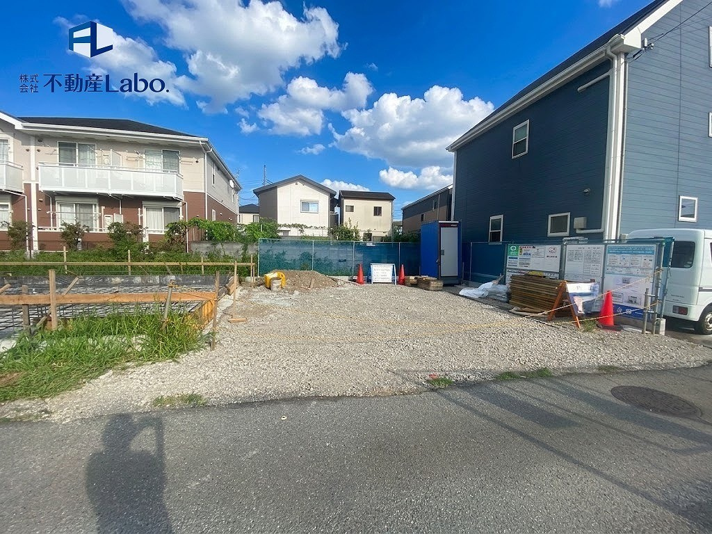 リーブルガーデン　清水町長沢　全１棟の外観|左側住宅♪基礎工事建設中です♪
前面の交通量も少なく、住空間として利便性、快適性がある物件です♪