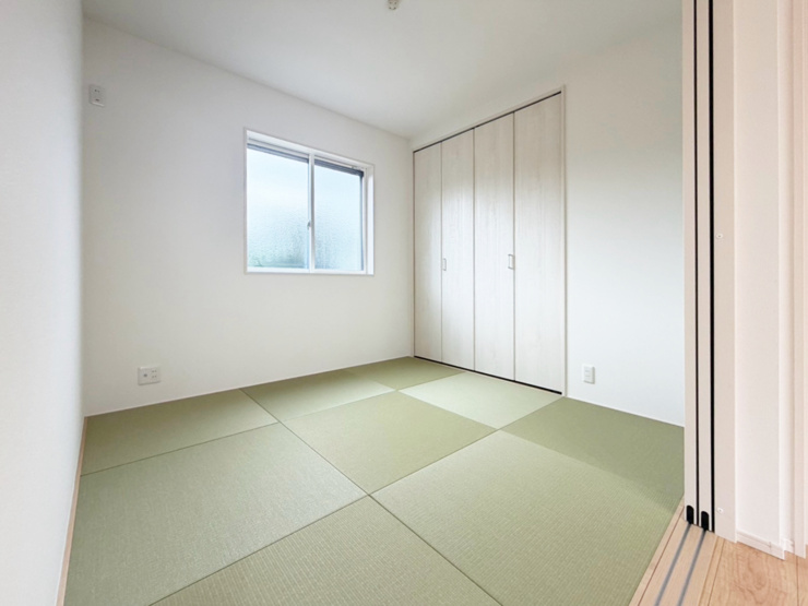 【２号棟　和室】「健やかおもて」は抗菌仕様且つ、表面が削れにくい為ささくれや毛羽立ちもごくわずか。家族のお昼寝スペースとしても快適にお使い頂けます。