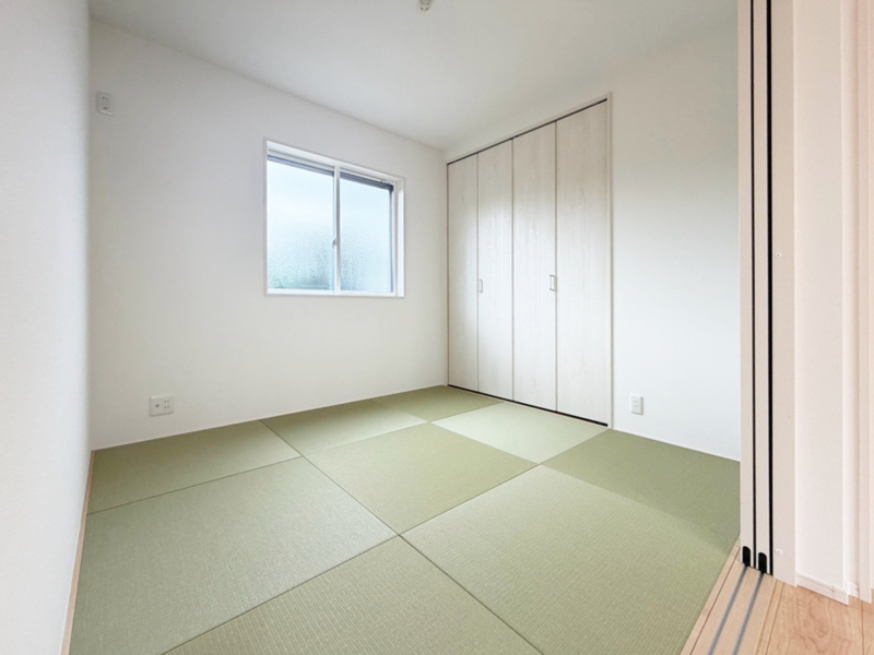 【２号棟　和室】「健やかおもて」は抗菌仕様且つ、表面が削れにくい為ささくれや毛羽立ちもごくわずか。家族のお昼寝スペースとしても快適にお使い頂けます。