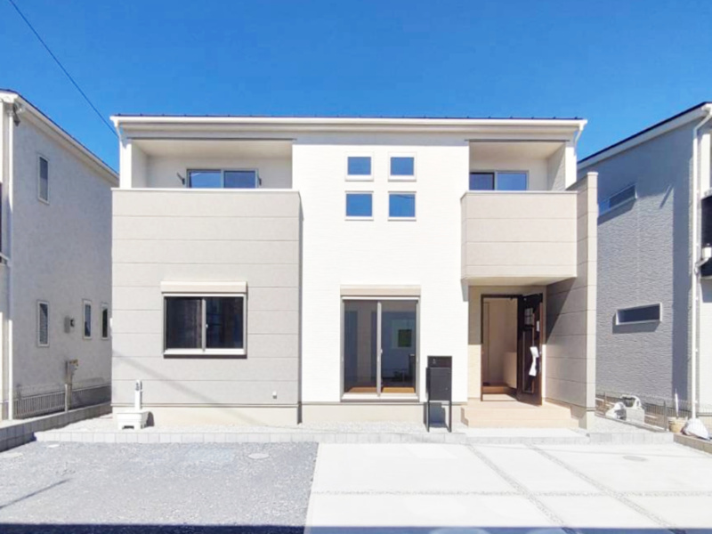 【２号棟　外観】建物完成・内覧可能です！　ホワイト×アッシュカラーで統一した清潔感のある外観に仕上げました。主要な窓にはクリアネット網戸が標準装備！（2026/10/1撮影）
