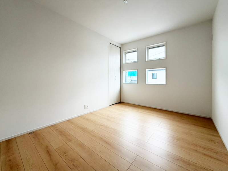 【２号棟　6.0帖洋室】南向きのお部屋で日当たりの良い空間です。自分好みの空間で楽しい時間を過ごしましょう♪壁は全面ホワイトベースの為、ポスター等を飾るにも邪魔しない色合いです。