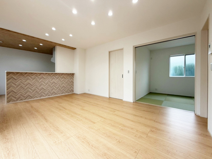 【２号棟　リビング】オシャレなアクセントパネルのカウンターになっています。一面のみで落ち着いた色を使っている為、お好きなインテリアや小物を置いてもいいですね♪