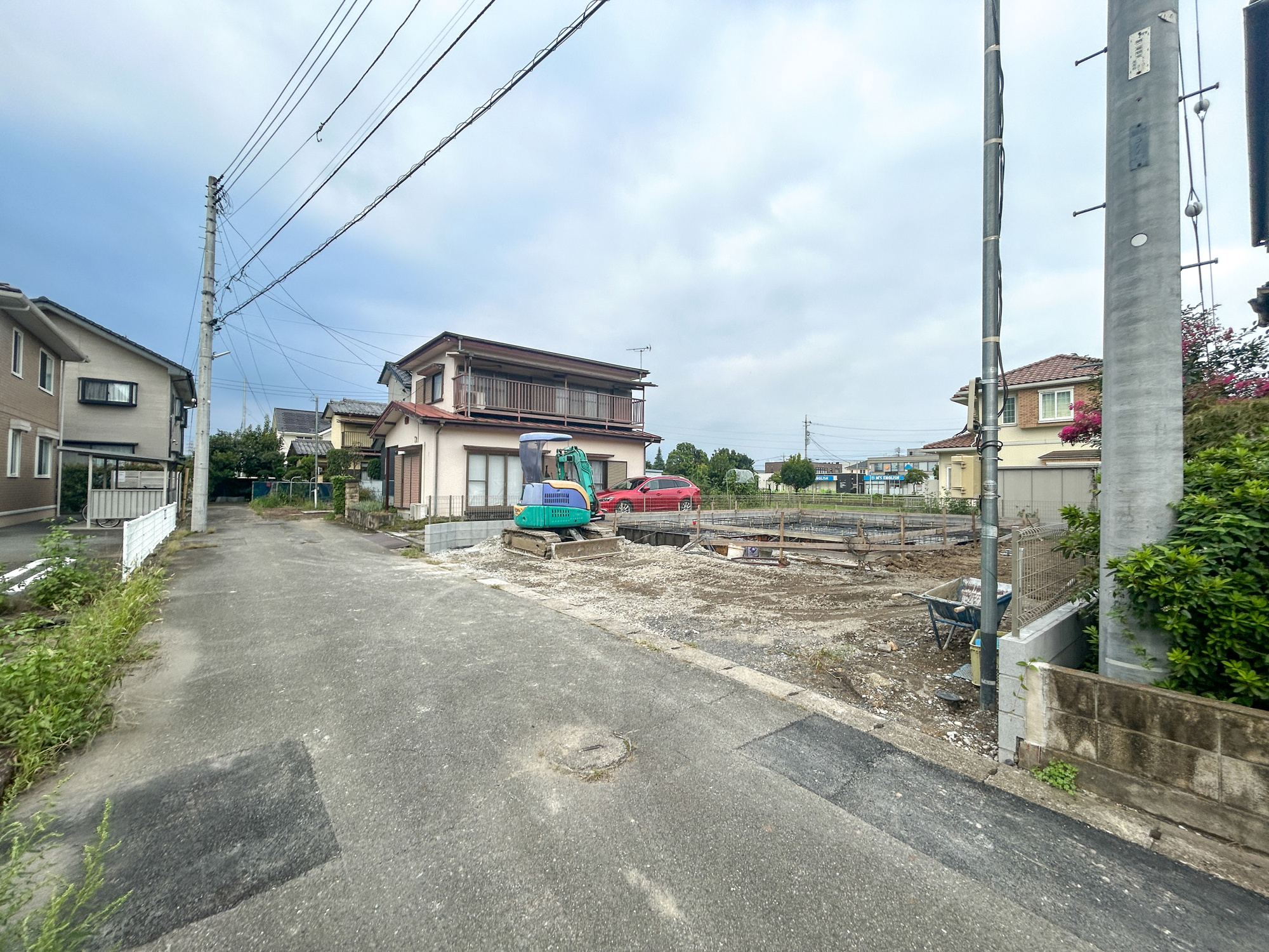 高崎市東貝沢2丁目　新築住宅全1棟の前面道路含む現地写真|閑静な住宅地で子育て家族にピッタリ。毎日のお散歩も快適な緑に恵まれたエリアで、自然に包まれた穏やかな暮らしを実現するための、ゆとりある住環境が整っています。


