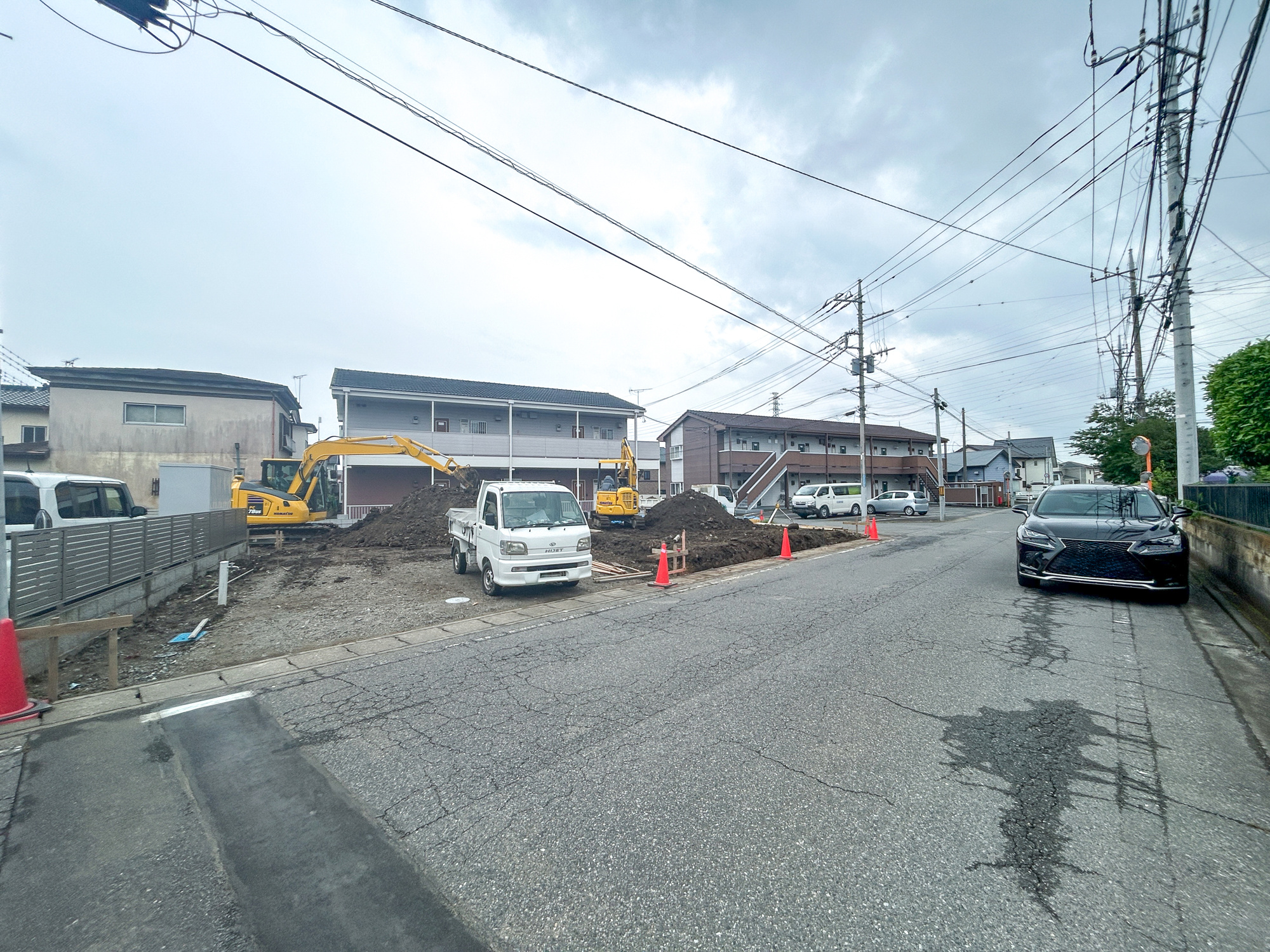 高崎市東貝沢町2期　新築住宅全3棟の前面道路含む現地写真|低層の一戸建てを中心とした街並みが整然と続き、周辺は高い建物が建っていないので、採光や開放性に恵まれ、空が広く緑の多い閑静な趣を感じる環境です。


