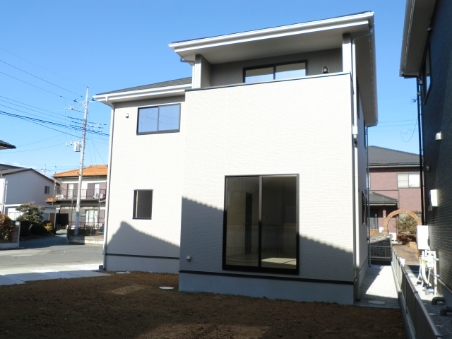 明るい南西角地の住宅です。