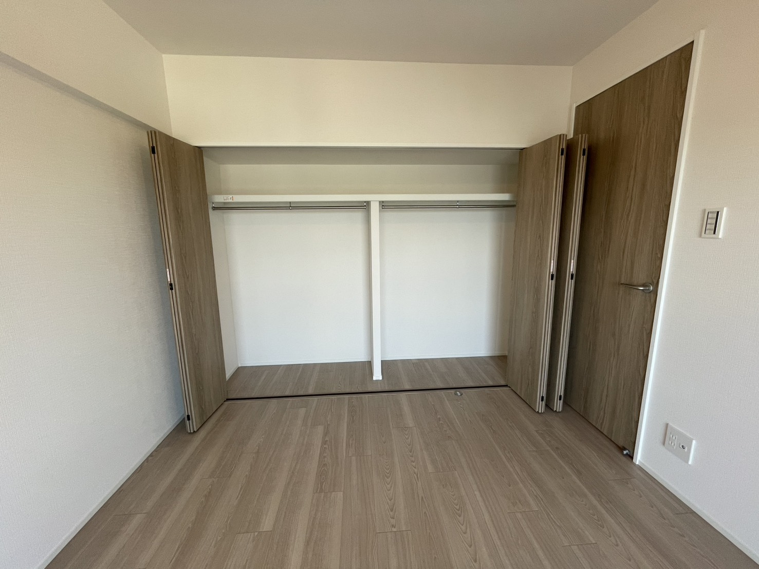 日商岩井芦屋翠ケ丘マンションの収納|約5.8帖洋室のクローゼット。たっぷり収納できます。