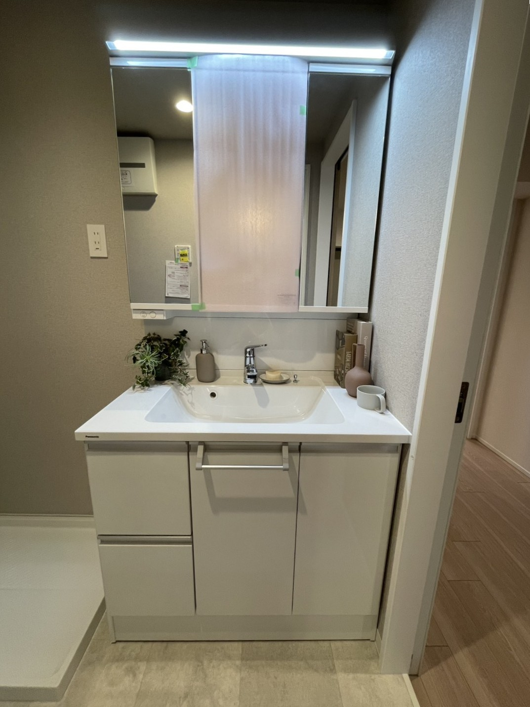 日商岩井芦屋翠ケ丘マンションの独立洗面台|※設置されている家具・小物はディスプレイ用です。
