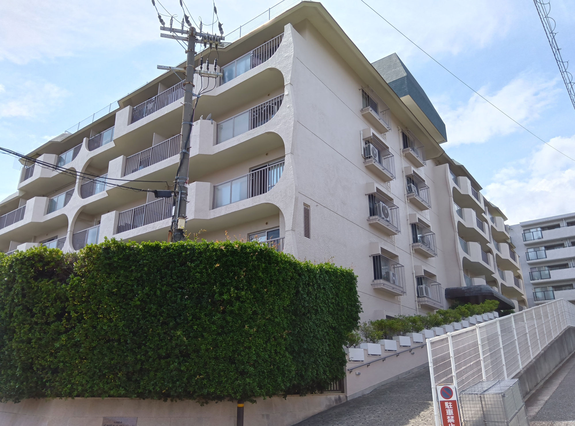 日商岩井芦屋翠ケ丘マンションの外観
