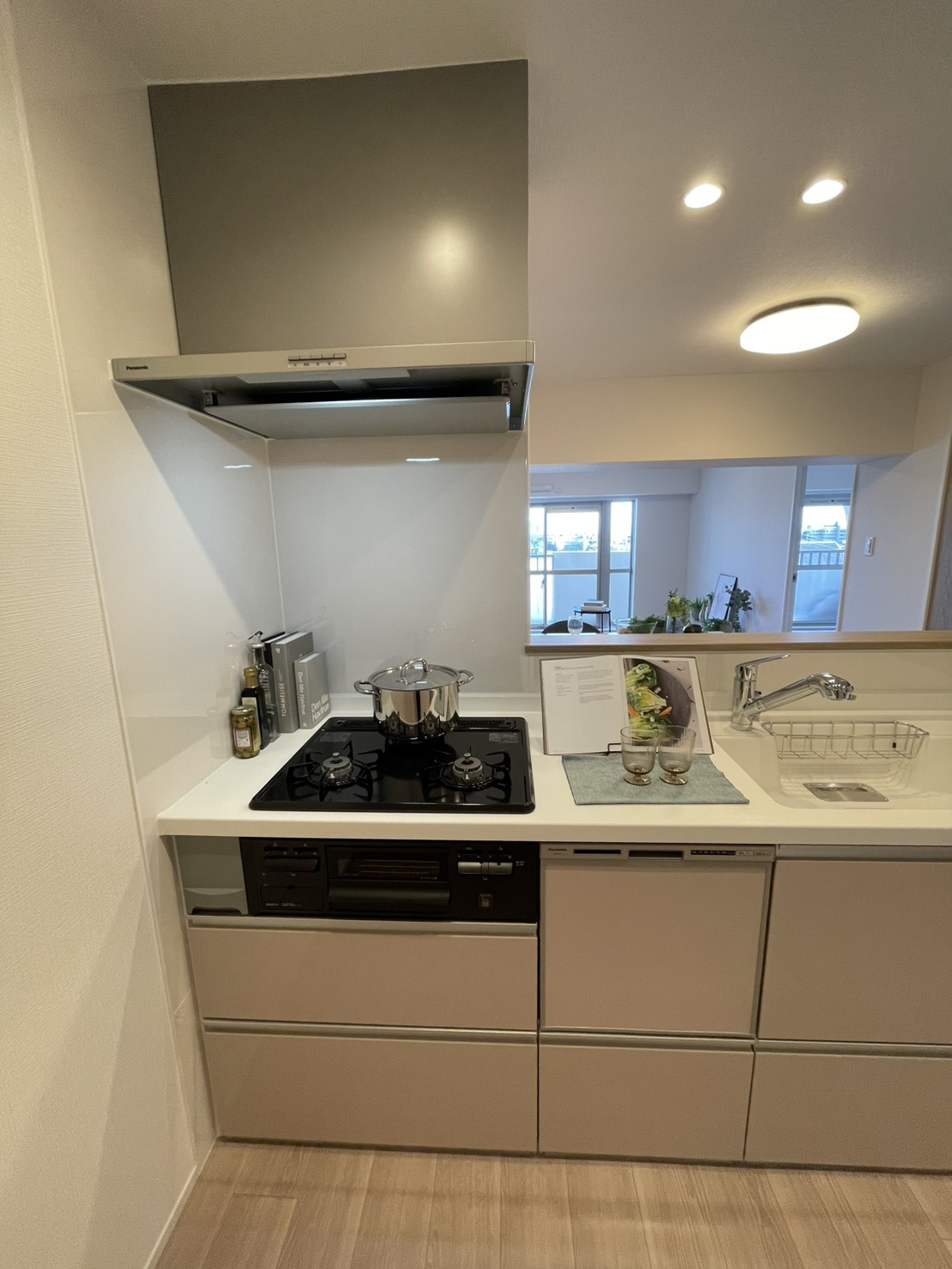 日商岩井芦屋翠ケ丘マンションのキッチン|3口コンロでお料理もはかどります。※設置されている家具・小物はディスプレイ用です。