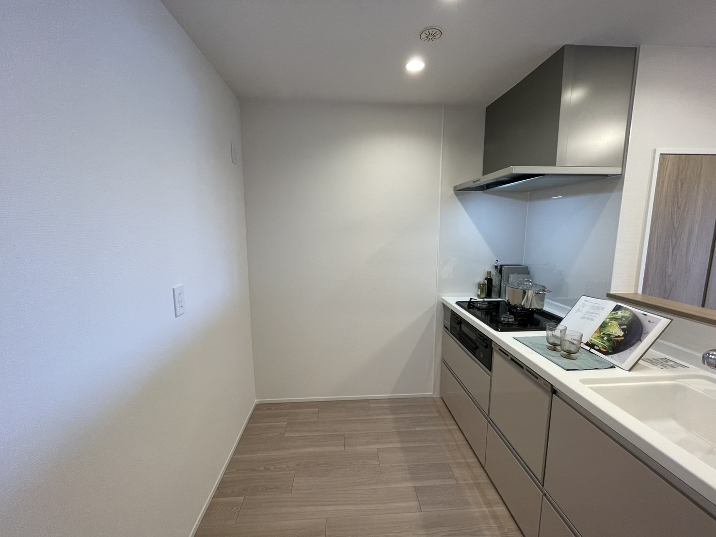 日商岩井芦屋翠ケ丘マンションのキッチン|※設置されている家具・小物はディスプレイ用です。