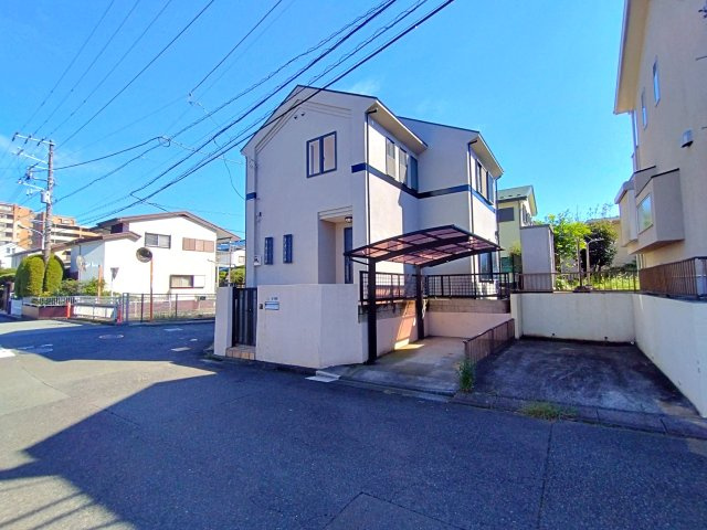 藤沢市本藤沢三丁目戸建の外観|前面道路含む現地写真です