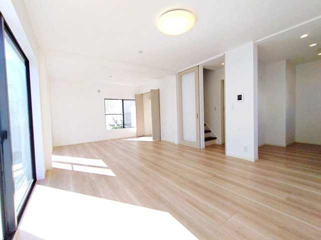 藤沢市本藤沢三丁目戸建の居間・リビング|ゆったりとした居間です