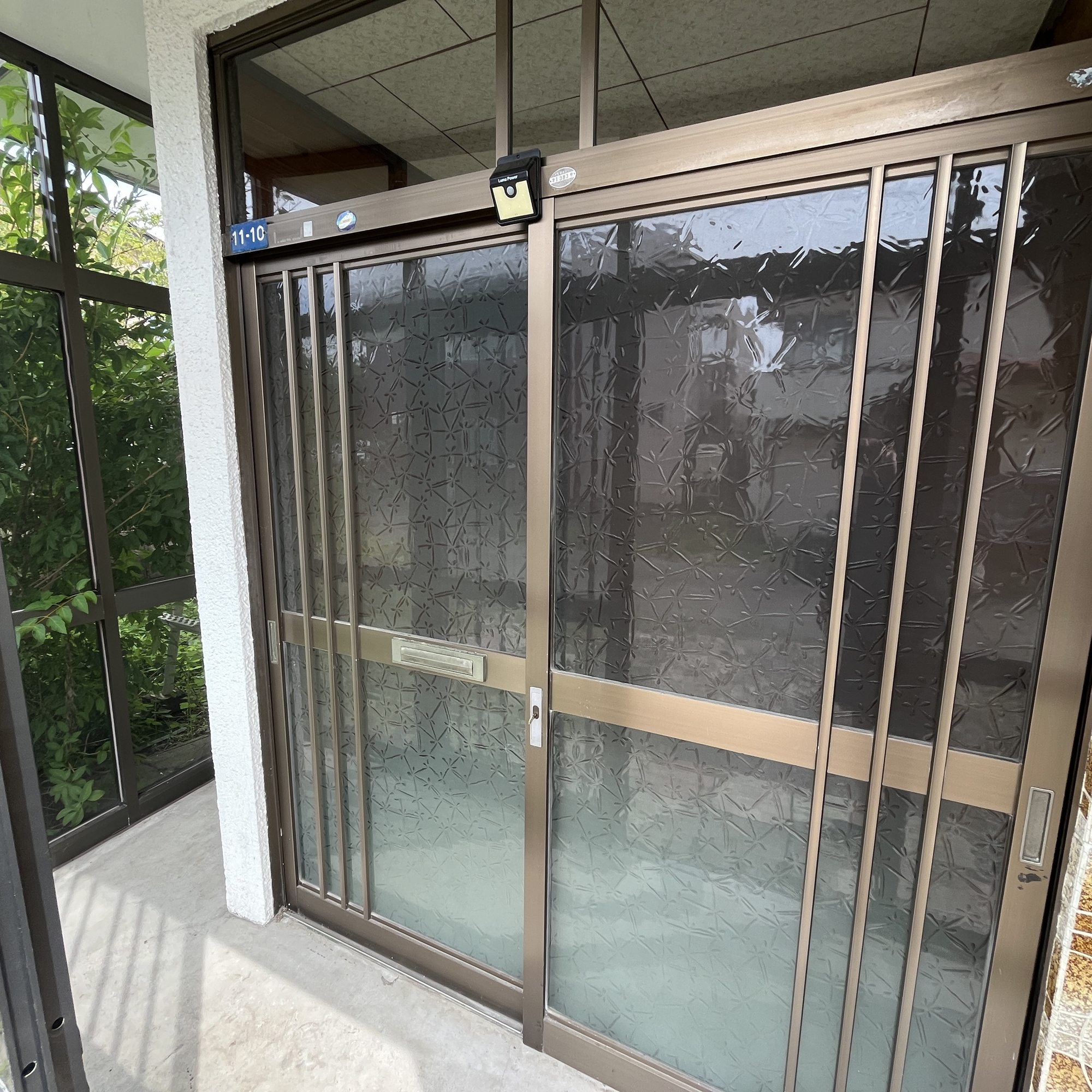 登別市緑町1丁目11-10　中古住宅の玄関