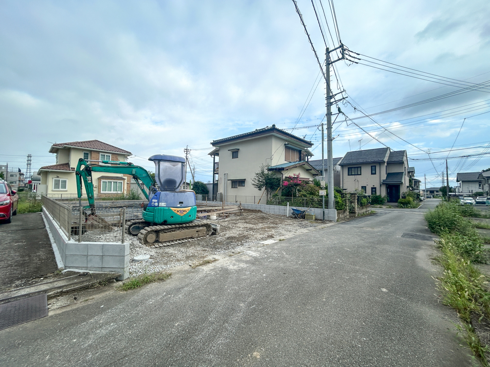 高崎市東貝沢2丁目　新築住宅全1棟の前面道路含む現地写真|低層の一戸建てを中心とした街並みが整然と続き、周辺は高い建物が建っていないので、採光や開放性に恵まれ、空が広く緑の多い閑静な趣を感じる環境です。

