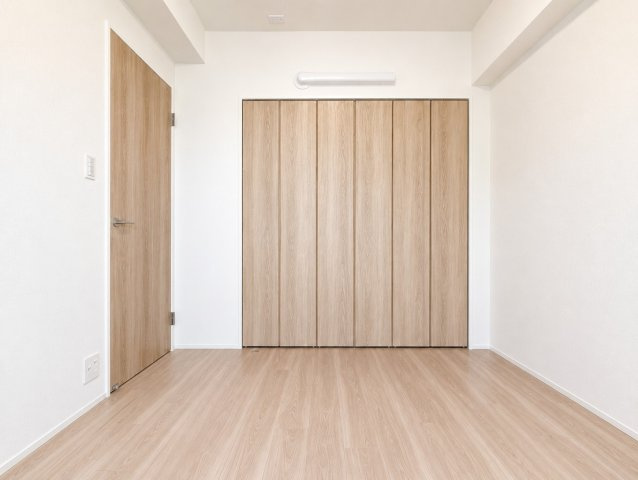 ファミールハイツ北大阪2号棟の洋室|使い勝手のいい洋室です