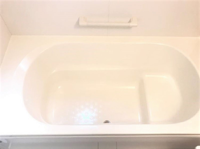 行田市桜町２丁目７区画４号棟　浴室　（同仕様・施工例）足を伸ばしてゆっくりと浸かれる浴槽の浴室。浴室暖房乾燥機付きなので雨の日や花粉の時期のお洗濯にも大活躍です。