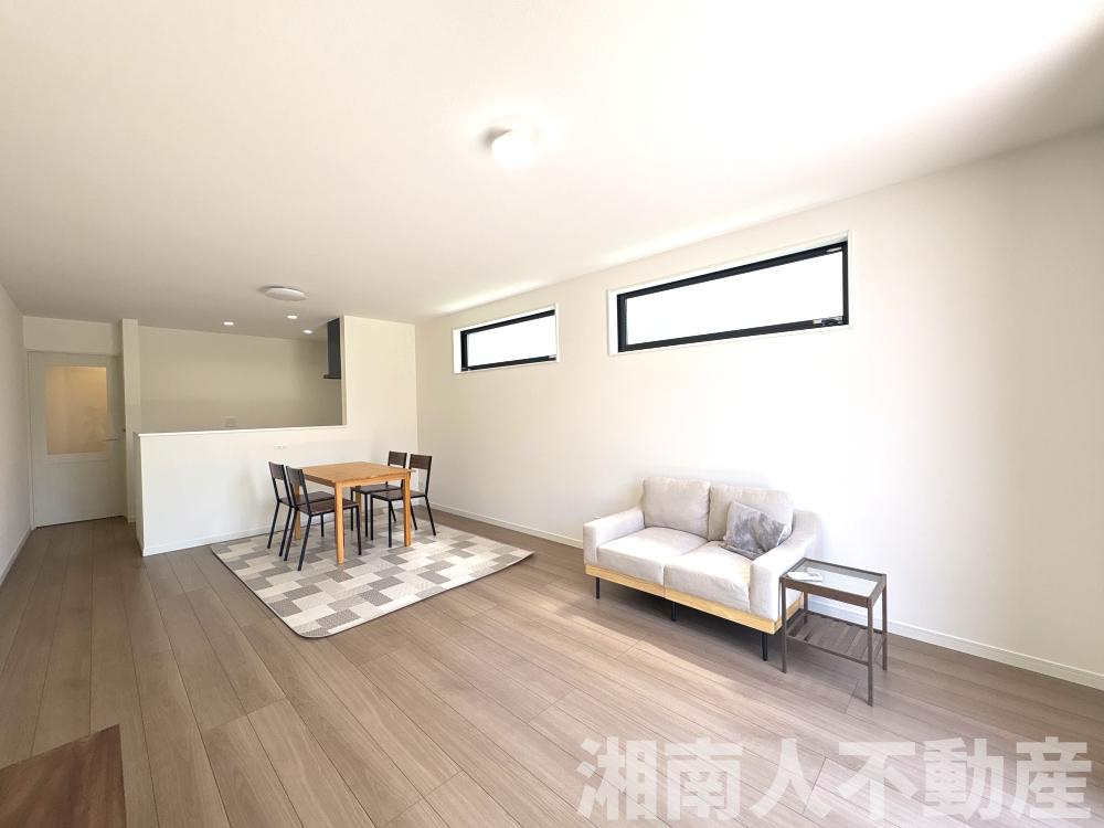 小田原市扇町　新築戸建の居間・リビング|ゆったり過ごせるリビングです