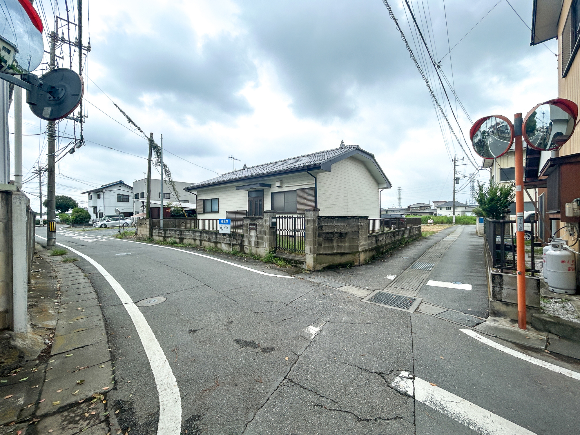 藤岡市立石　中古住宅の前面道路含む現地写真|閑静な住宅地で子育て家族にピッタリ。毎日のお散歩も快適な緑に恵まれたエリアで、自然に包まれた穏やかな暮らしを実現するための、ゆとりある住環境が整っています。

