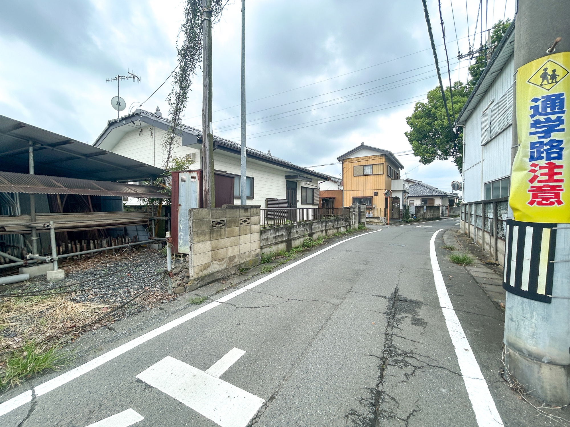 藤岡市立石　中古住宅の前面道路含む現地写真|低層の一戸建てを中心とした街並みが整然と続き、周辺は高い建物が建っていないので、採光や開放性に恵まれ、空が広く緑の多い閑静な趣を感じる環境です。

