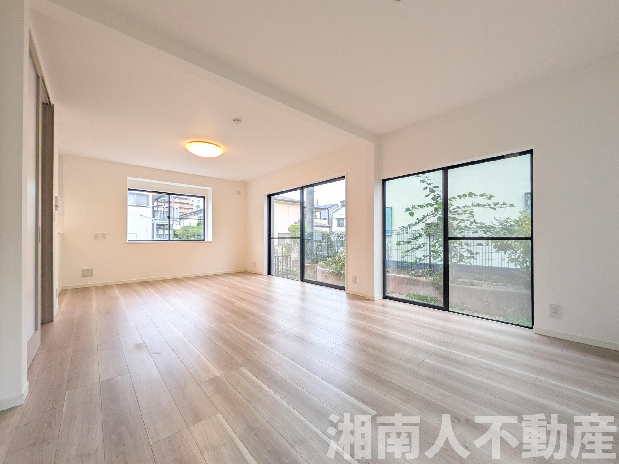 藤沢市本藤沢３丁目１９－１４戸建の居間・リビング|こちらのリビングで趣味の時間をお楽しみください