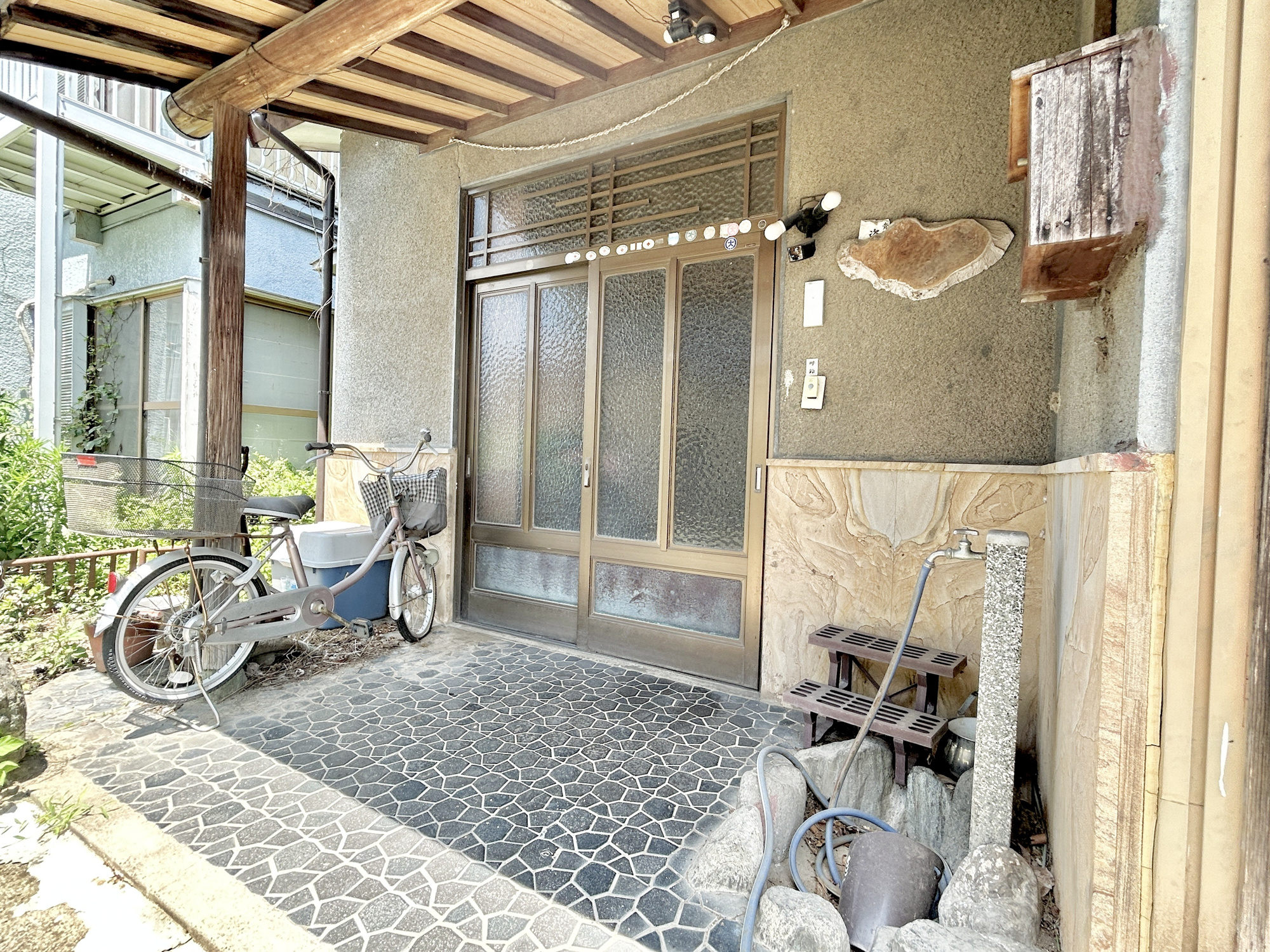 前橋市北代田町　　中古住宅の玄関|玄関上は屋根があるので雨の心配いらず♪
