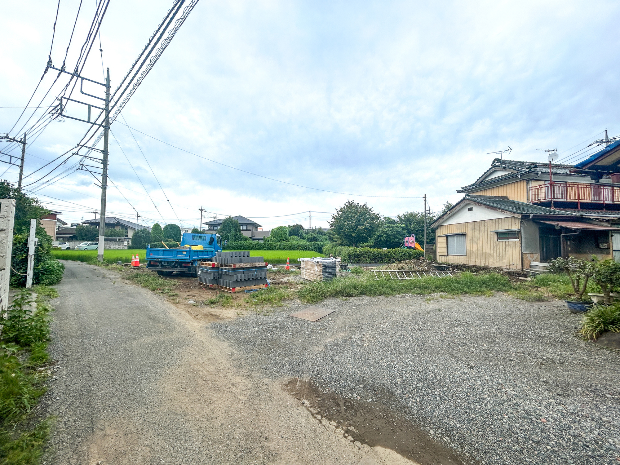 前橋市北代田町　　中古住宅の前面道路含む現地写真|閑静な住宅地で子育て家族にピッタリ。毎日のお散歩も快適な緑に恵まれたエリアで、自然に包まれた穏やかな暮らしを実現するための、ゆとりある住環境が整っています。

