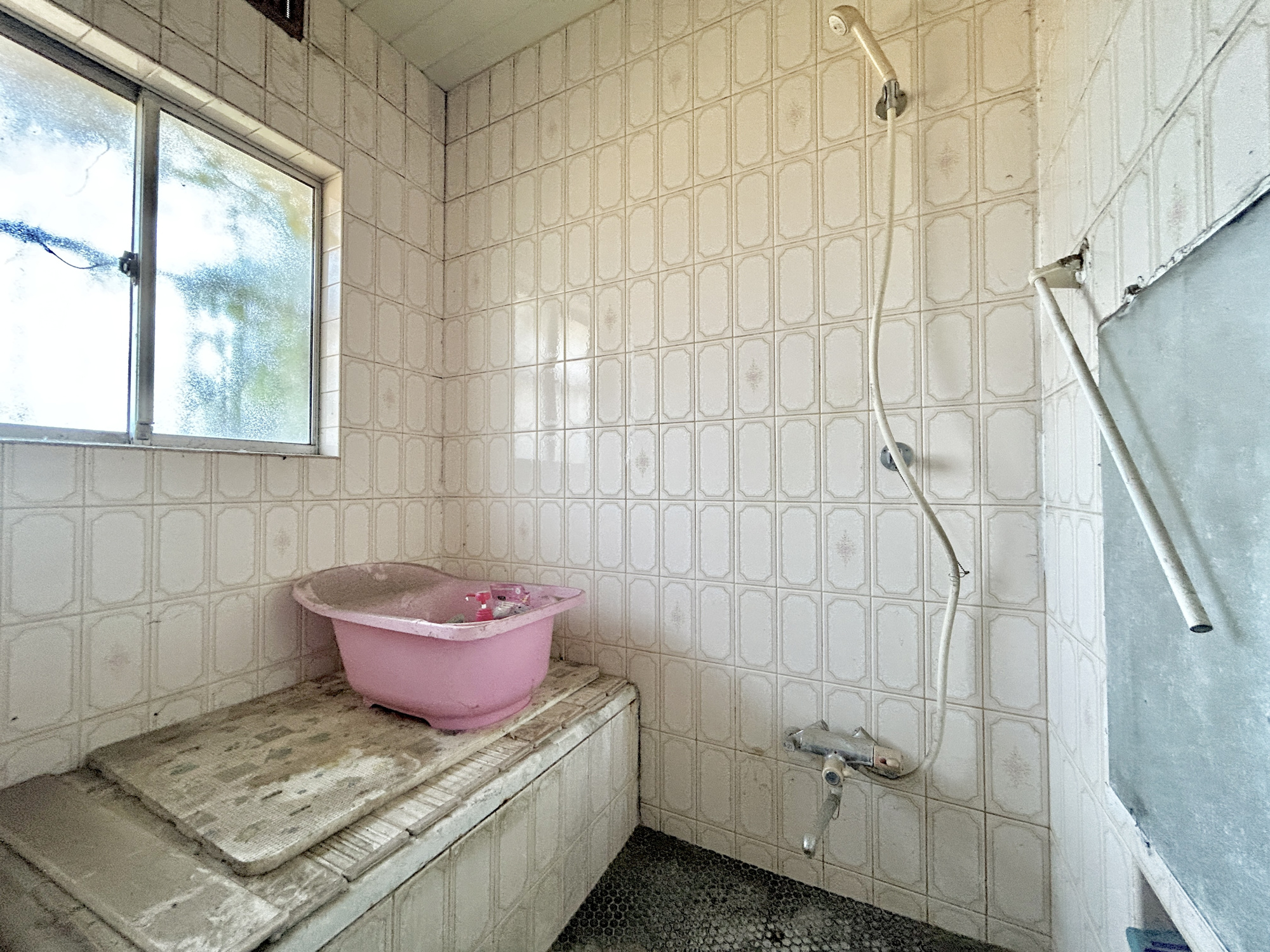 前橋市北代田町　　中古住宅の浴室|窓があるだけで、あっという間に換気ができますのでお風呂のカビお掃除も気持ちが良いです。
